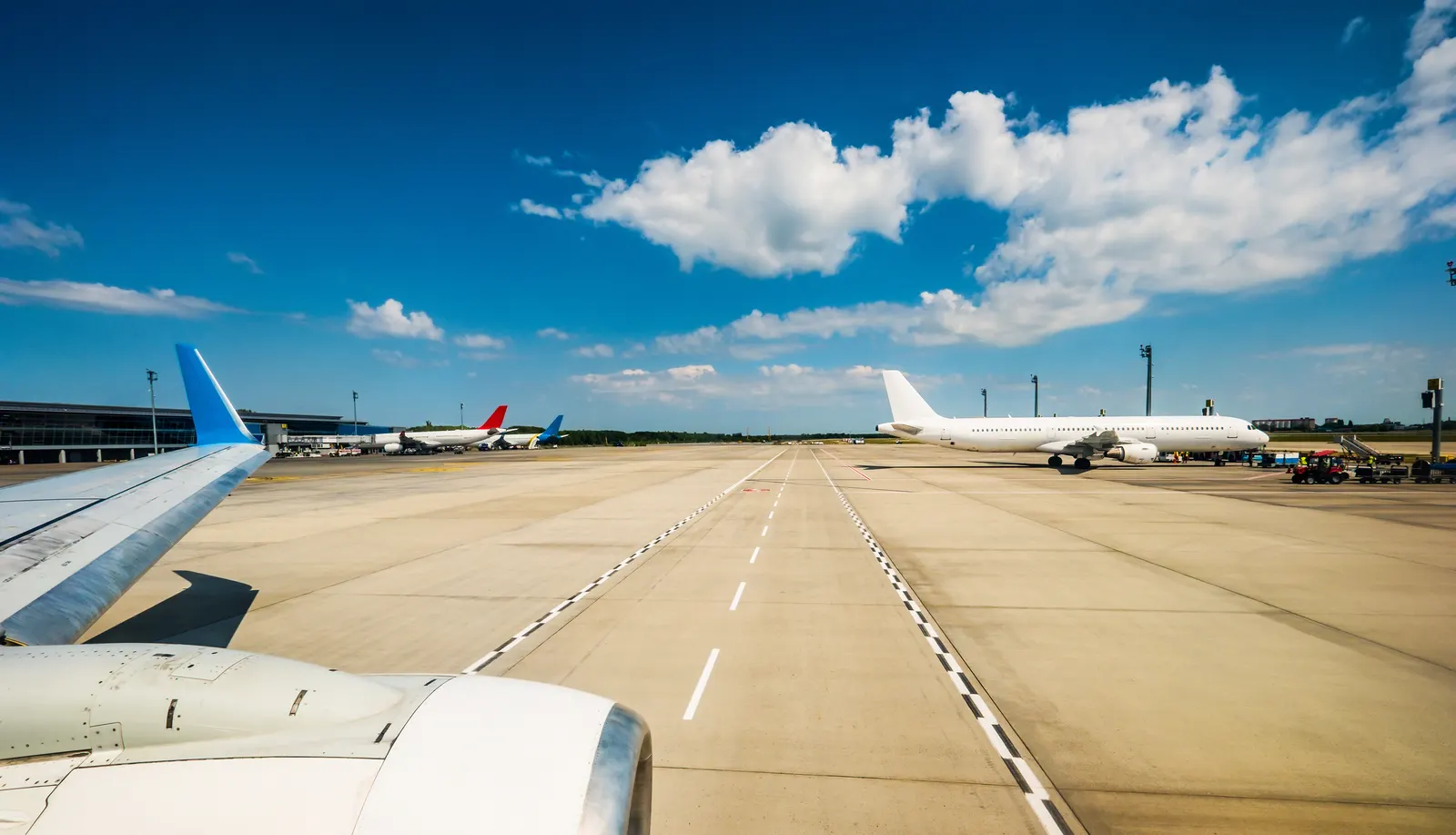 공항 활주로: 도착 즉시 차량 인수